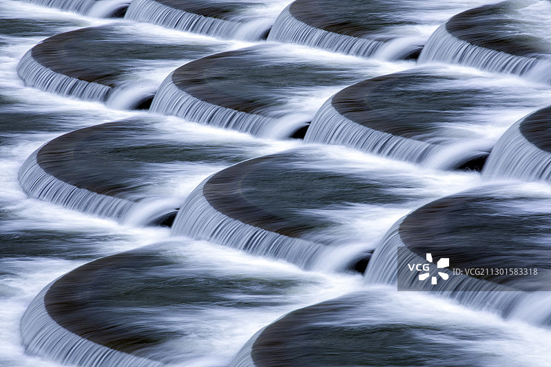 水流流过堤坝形成一个个水帘洞图片素材