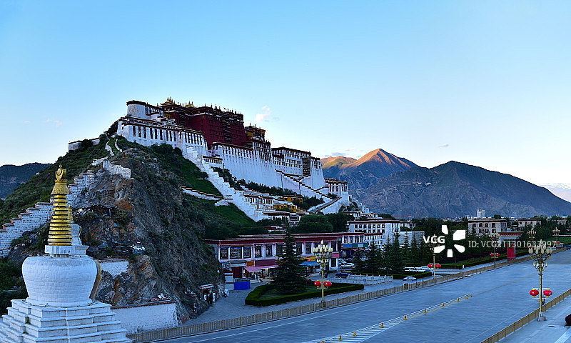 西藏拉萨夕阳下的药王山角度布达拉宫图片素材