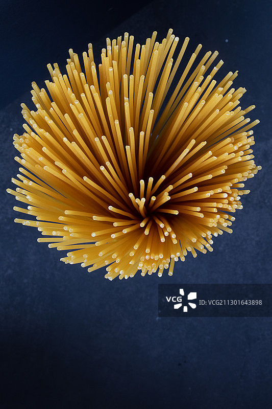 深色背景上的生意大利面特写图片素材