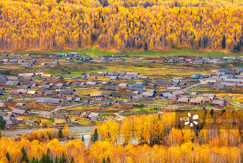 新疆阿勒泰喀纳斯景区禾木乡村落秋景户外风光高视角图片素材