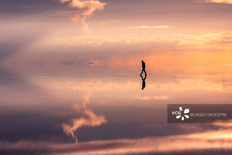 南美玻利维亚乌尤尼盐湖的日暮图片素材