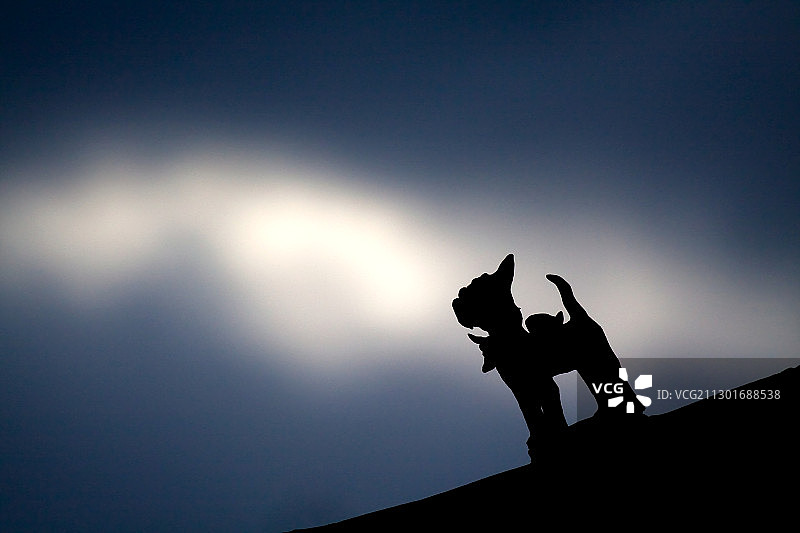 夕阳下皖南宏村里徽居房檐上的走兽图片素材