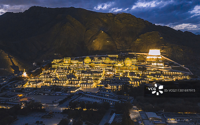扎什伦布寺夜景图片素材