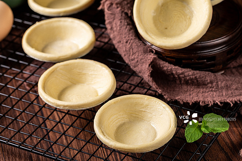 黑色背景板上的蛋挞皮图片素材