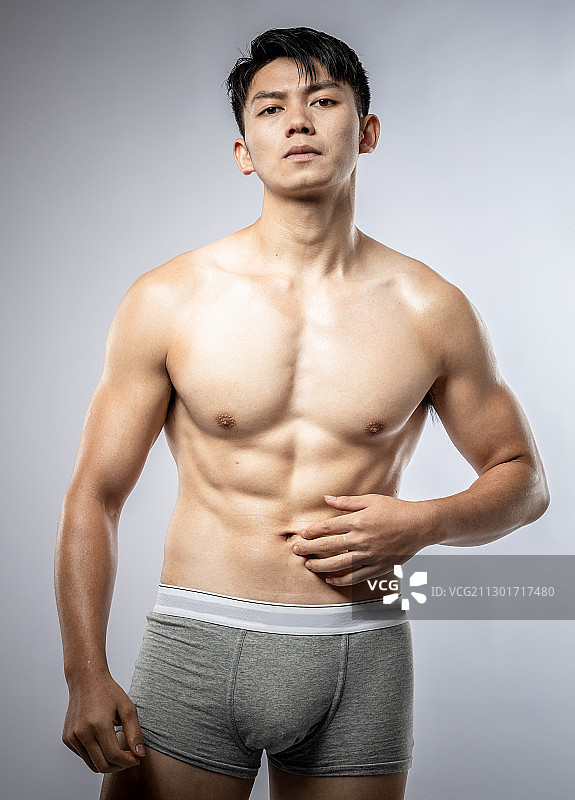 纯色背景里的健身肌肉男孩图片素材