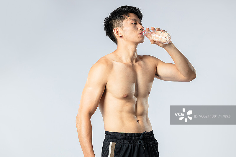 正在喝水的健身肌肉男孩图片素材