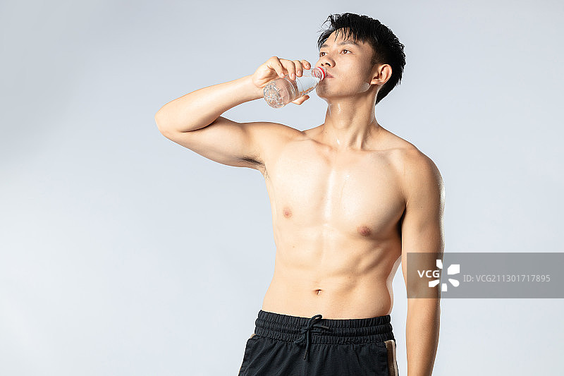 正在喝水的健身肌肉男孩图片素材