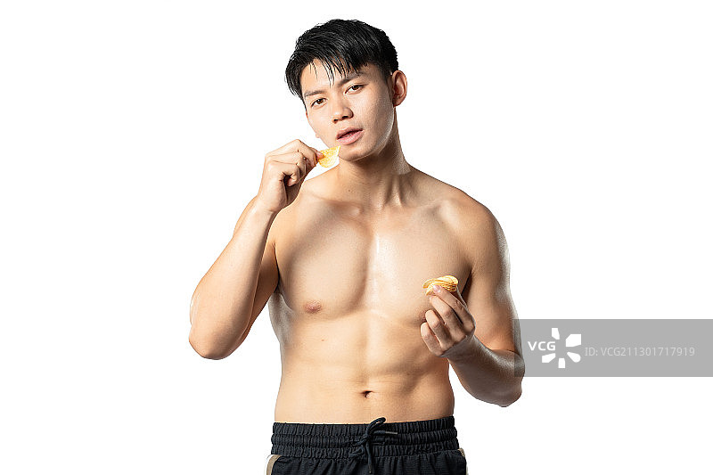 正在吃零食的健身肌肉男孩图片素材