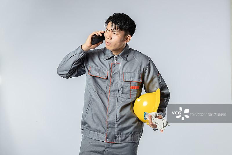 正在打电话的亚洲工人图片素材