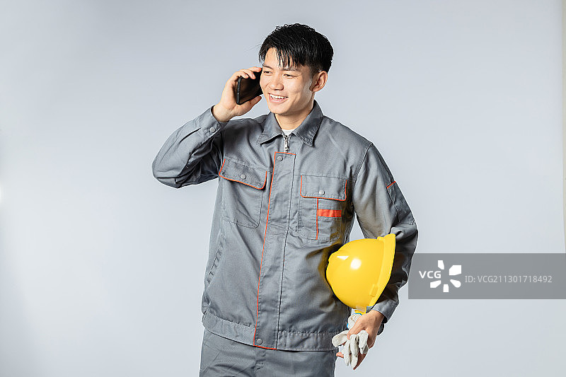 正在打电话的亚洲工人图片素材