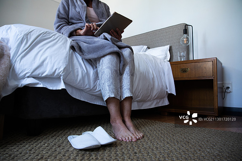 在家用平板电脑的老年妇女半身像图片素材