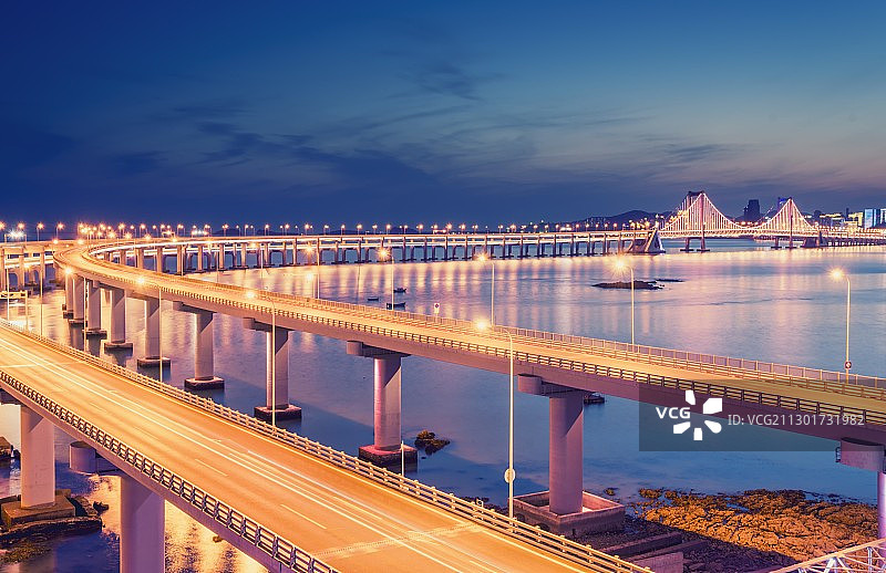 灯光成就了大桥，大桥成就了灯光图片素材