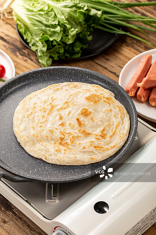 正在煎制的美味小吃手抓饼图片素材