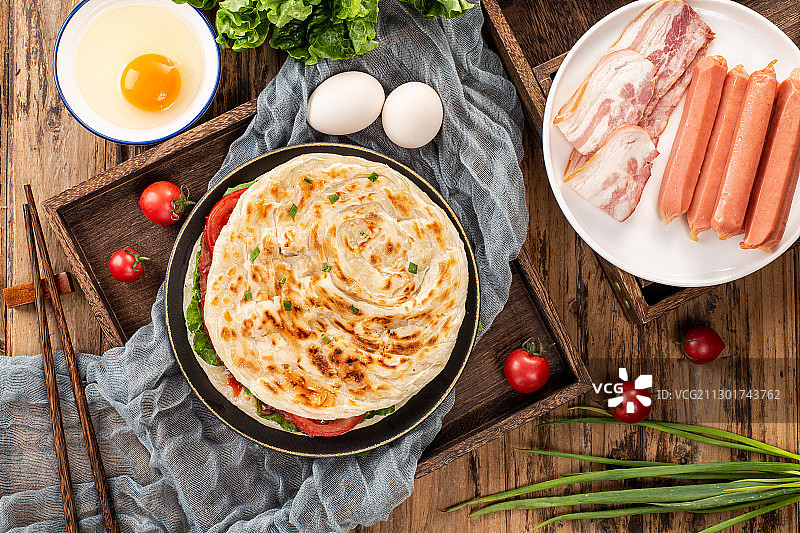 木板背景上美味小吃手抓饼图片素材