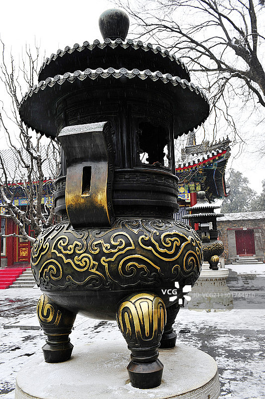雪中颐和园仁寿殿前的三足鼎式香炉图片素材