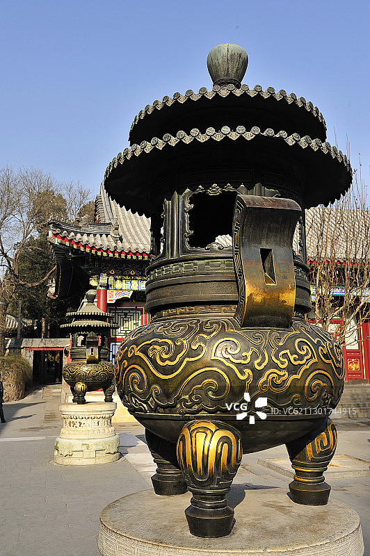 颐和园仁寿殿前的三足鼎式香炉图片素材