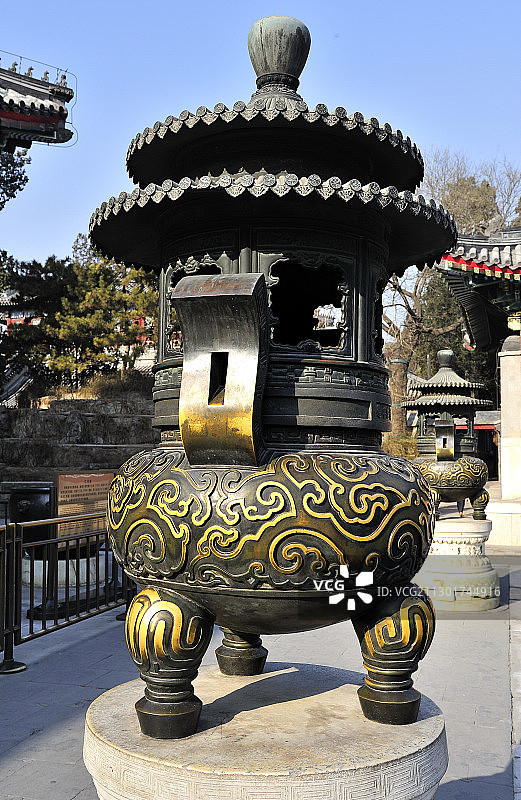 颐和园仁寿殿前的三足鼎式香炉图片素材