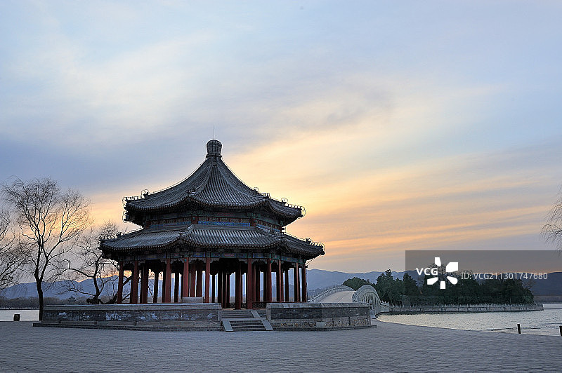 夕阳下颐和园十七孔桥头的廓如亭图片素材