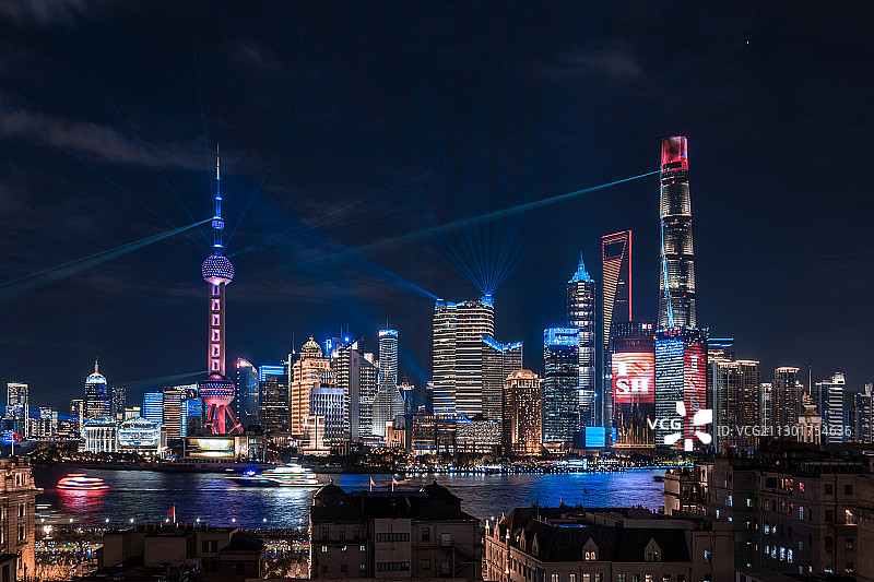 2020年10月国庆节上海市黄浦江两岸外滩陆家嘴激光灯光秀图片素材