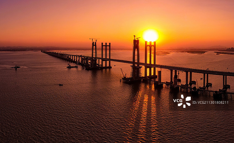 夕阳下的泉州湾跨海大桥图片素材
