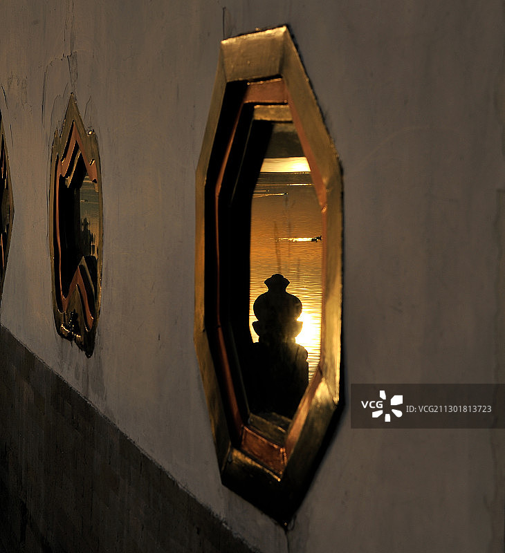 夕阳下颐和园里的水木自亲殿的花窗图片素材