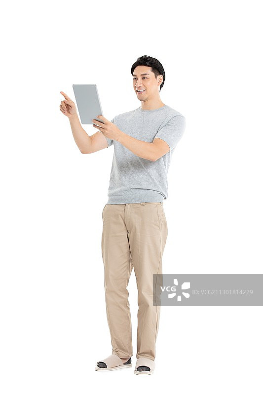 身穿家居服使用平板电脑的居家男士图片素材