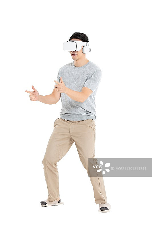 使用VR的年轻男士图片素材