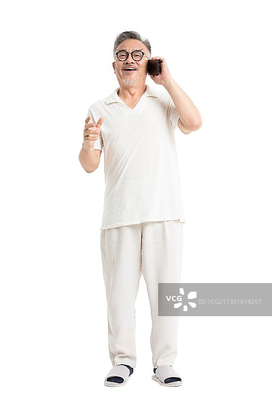 使用手机的老年男性图片素材