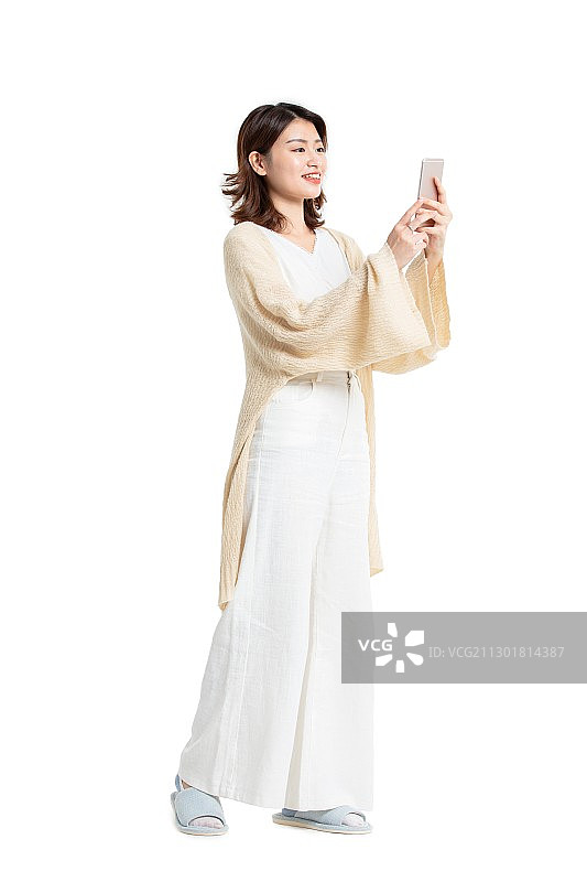 使用手机的居家女士图片素材