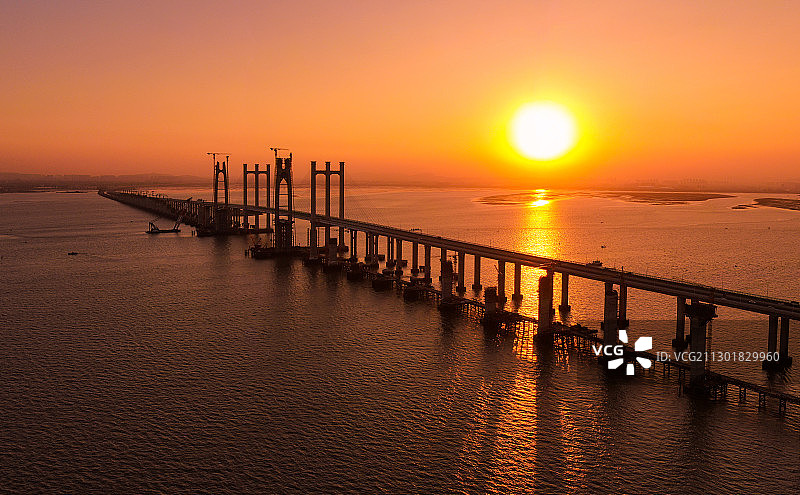 夕阳下的泉州湾跨海大桥图片素材