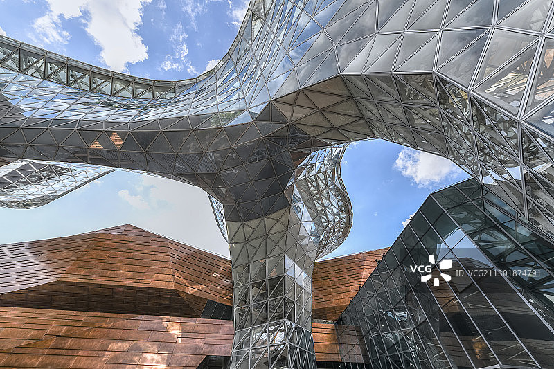 晴天蓝天白云下世博会博物馆抽象化桥型延伸几何钢架玻璃建筑图片素材