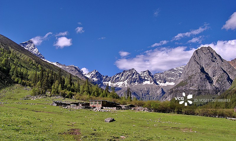 雪山下的美丽乡村民居。四姑娘山风景区双桥沟，东方阿尔卑斯。图片素材