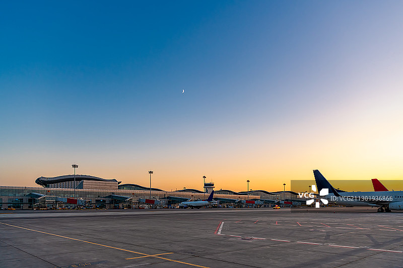 新疆乌鲁木齐地窝堡国际机场日落时分户外风光图片素材