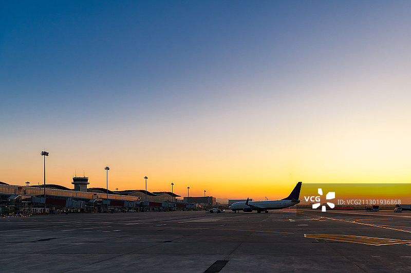 新疆乌鲁木齐地窝堡国际机场日落时分户外风光图片素材