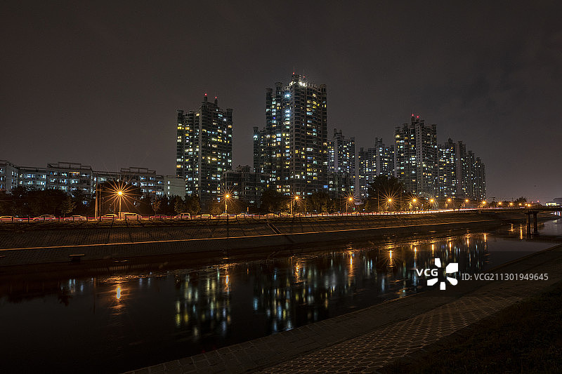 北京中秋国庆假期运河畔住宅楼群夜景图片素材