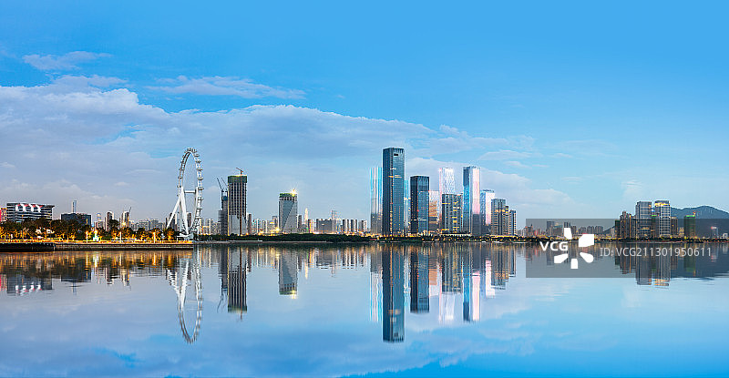 深圳宝安区欢乐港湾摩天轮和前海自贸区建筑群图片素材