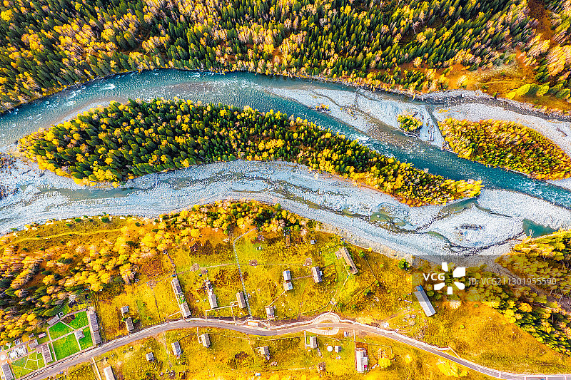 新疆阿勒泰喀纳斯景区禾木乡河流与森林秋季正上方视角航拍图片素材