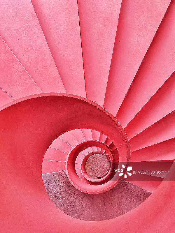 旋转楼梯的局部线条，呈螺旋呈扇形，给人无限梦幻遐想图片素材