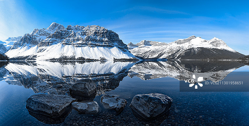 雪山镜湖图片素材