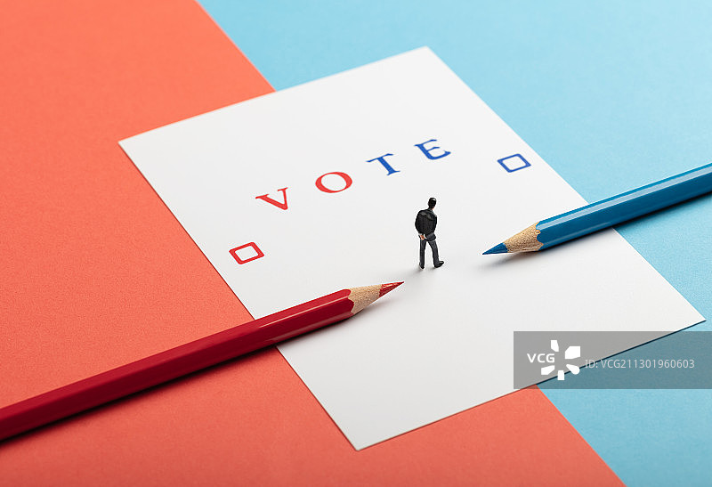 红蓝背景投票选票做选择思考西装男性图片素材