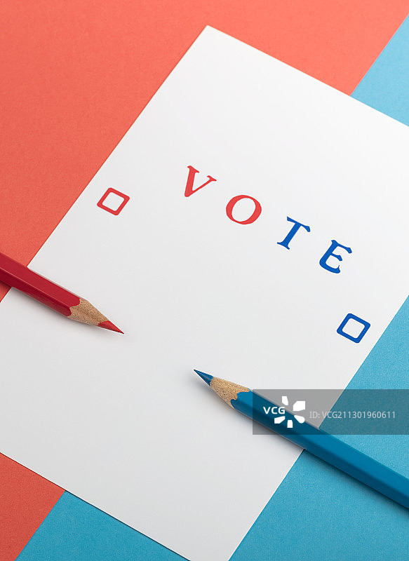 红蓝背景投票选票做竞选对立的铅笔图片素材