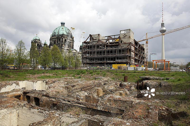 柏林城堡的地基，位于城堡广场，前身为共和国宫，柏林大教堂和电视塔，德国柏林图片素材