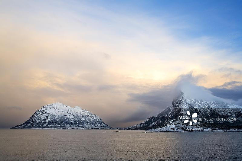 Hurtigruten游轮，挪威沿海快线，奥尔内斯附近的海岸，挪威北部，斯堪的纳维亚，欧洲图片素材