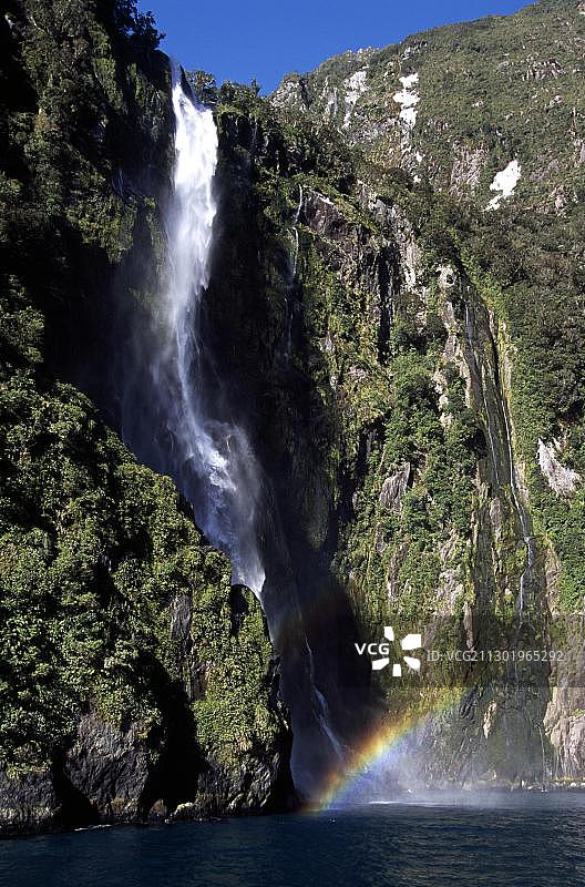 新西兰南岛米尔福德峡湾斯特林瀑布彩虹景观图片素材