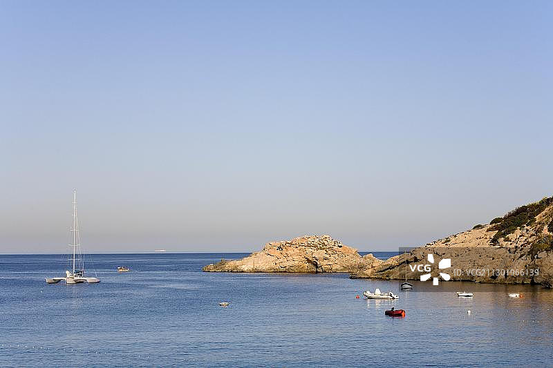 西班牙巴利阿里群岛伊维萨岛卡拉德霍特湾岩石图片素材