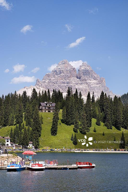 在米苏里纳湖上的脚踏船，三峰拉瓦莱多山，多洛米蒂山脉，威尼托，意大利，欧洲图片素材