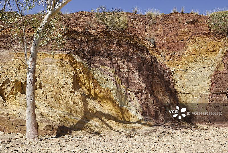 赭色矿坑，澳大利亚北领地西麦克唐奈山脉土著居民着色颜料的来源图片素材