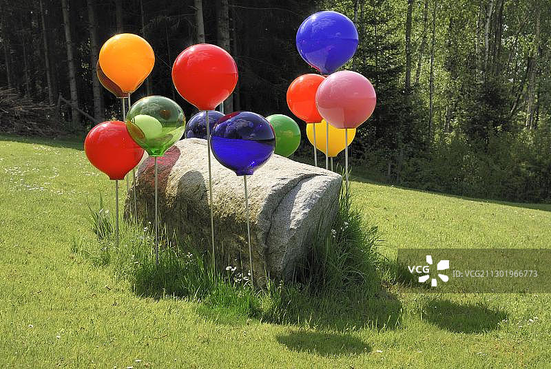 德国下巴伐利亚林德伯格草坪上的玻璃球图片素材