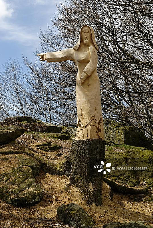 德国巴伐利亚森林中布歇尔施泰因山上的神话人物木制雕像图片素材