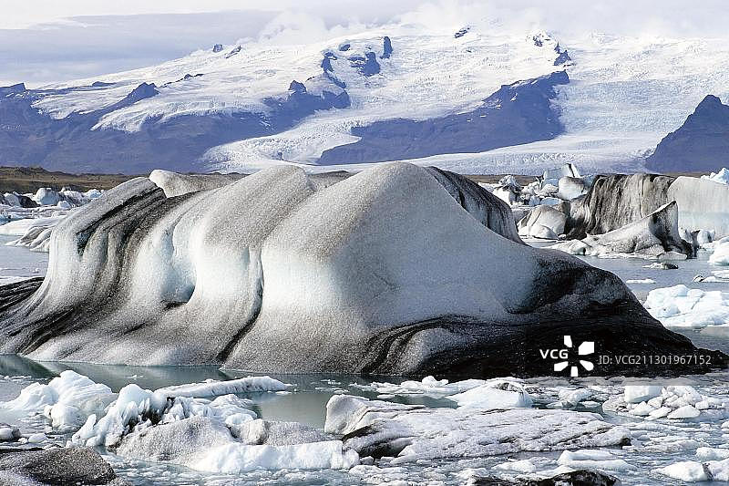 冰岛瓦特纳冰川脚下冰川湖上的奇异冰山图片素材